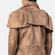 Close-Up Detail of Classic Collar &amp; Heavy-Duty Zipper Hardware on Men's Classic Castanho Leather Duster para Homem