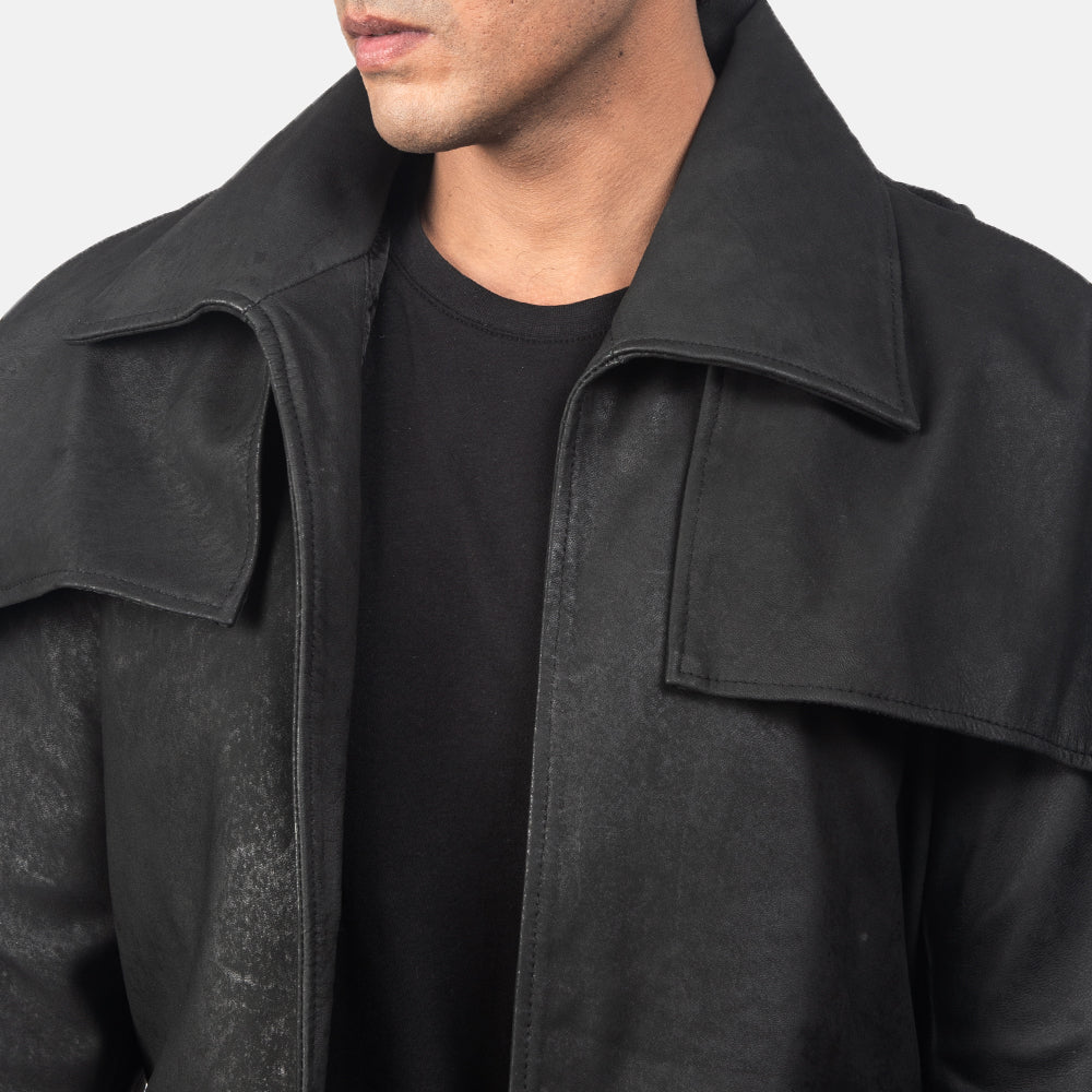 Close-Up Detail of Classic Collar &amp; Heavy-Duty Zipper Hardware on Men's Classic Distressed Preto Leather Duster para Homem
