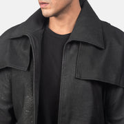 Close-Up Detail of Classic Collar &amp; Heavy-Duty Zipper Hardware on Men's Classic Distressed Preto Leather Duster para Homem