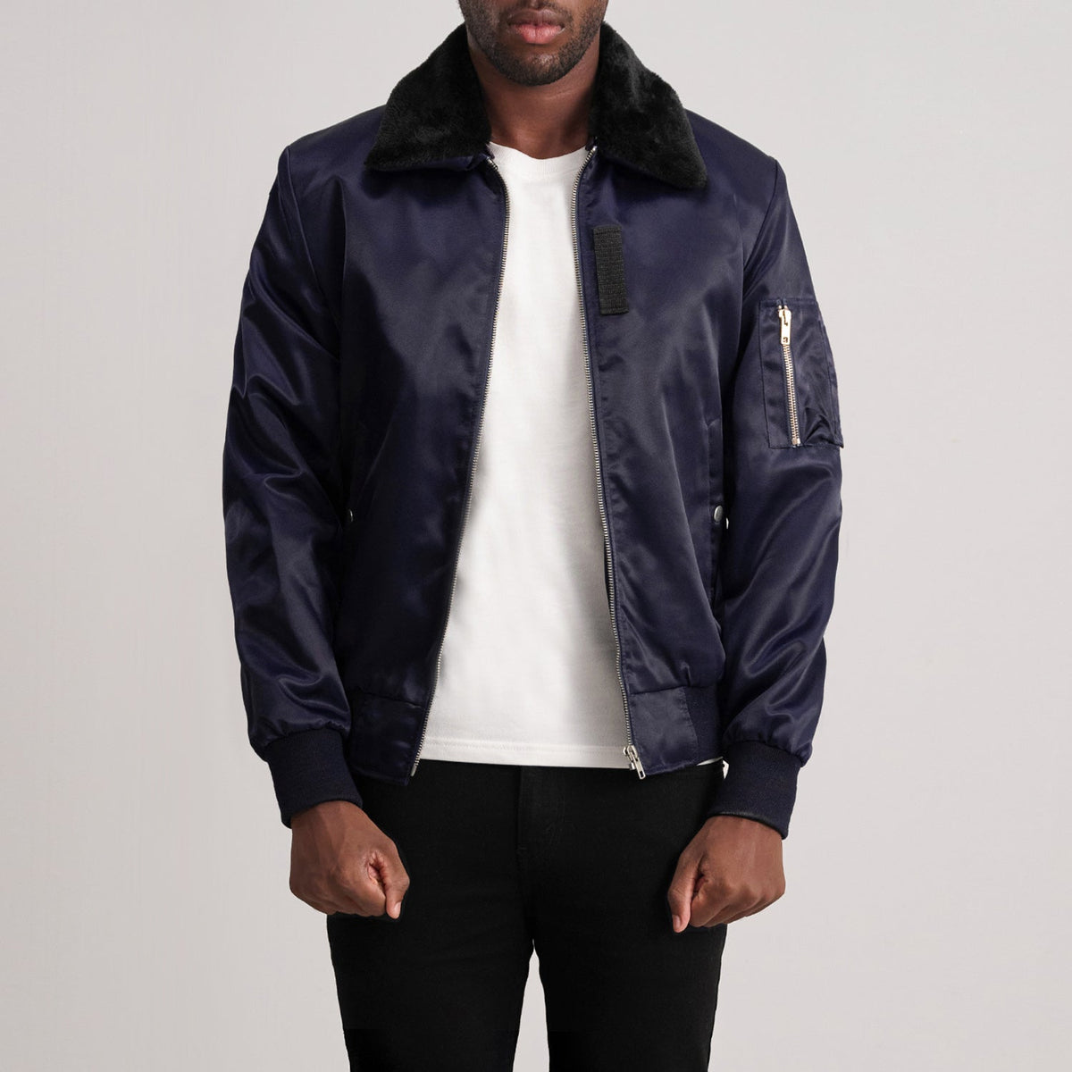 Clyde B-15 Azul Blusão Bomber de Couro para Homem - Lateral Side Profile View Showing Sleeve Cut &amp; Athletic Taper Fit