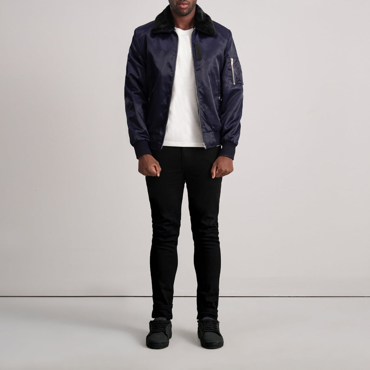 Close-Up Detail of Removable faux fur collar &amp; Zipper Hardware on Clyde B-15 Azul Blusão Bomber de Couro para Homem