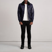Close-Up Detail of Removable faux fur collar &amp; Zipper Hardware on Clyde B-15 Azul Blusão Bomber de Couro para Homem