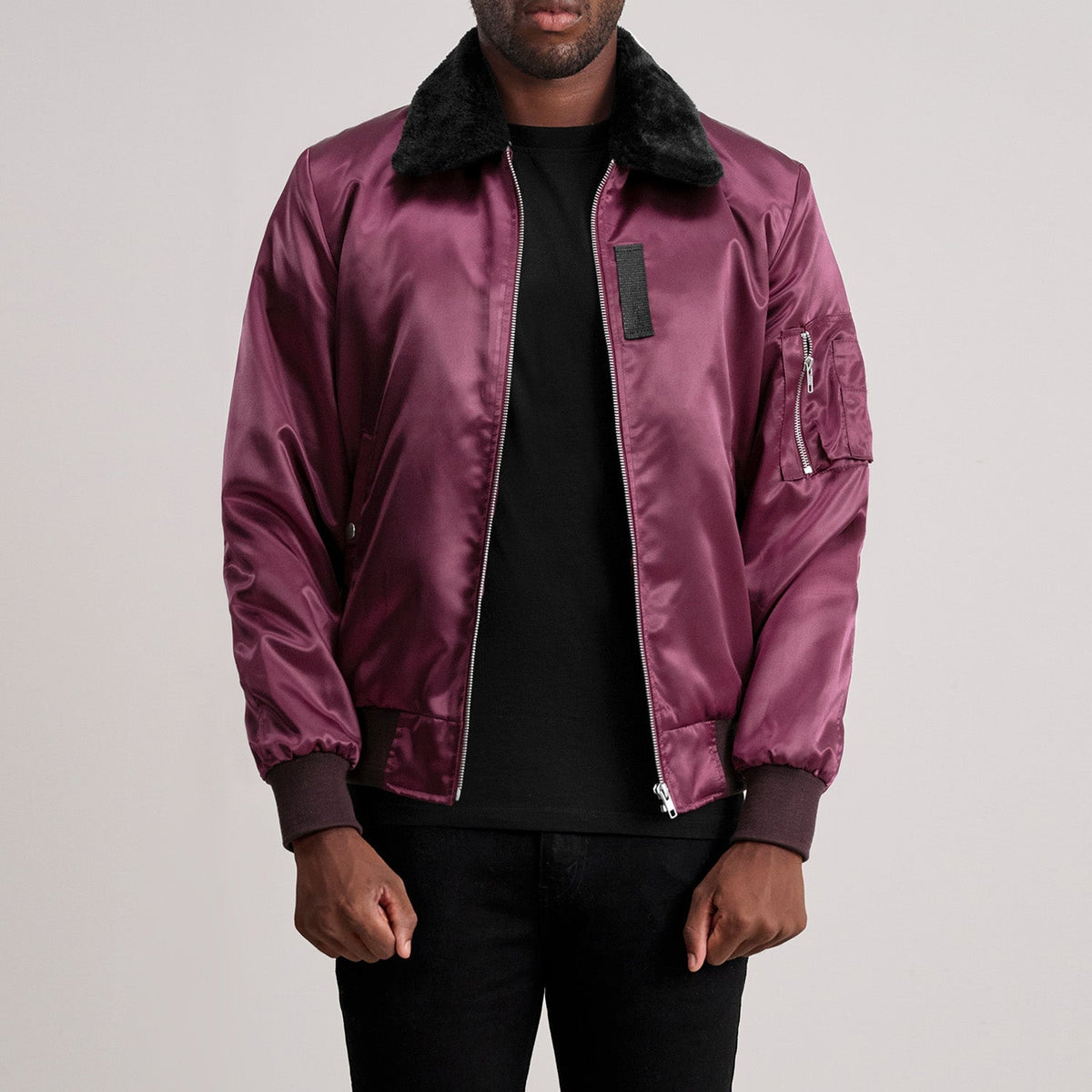 
Clyde B-15 Bordô Jaqueta Bomber de Couro para Homem - Vista lateral mostrando o corte ergonómico de mangas