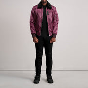
Vista detalhada of Removable faux fur collar & Zipper Hardware on Clyde B-15 Bordô Jaqueta Bomber de Couro para Homem