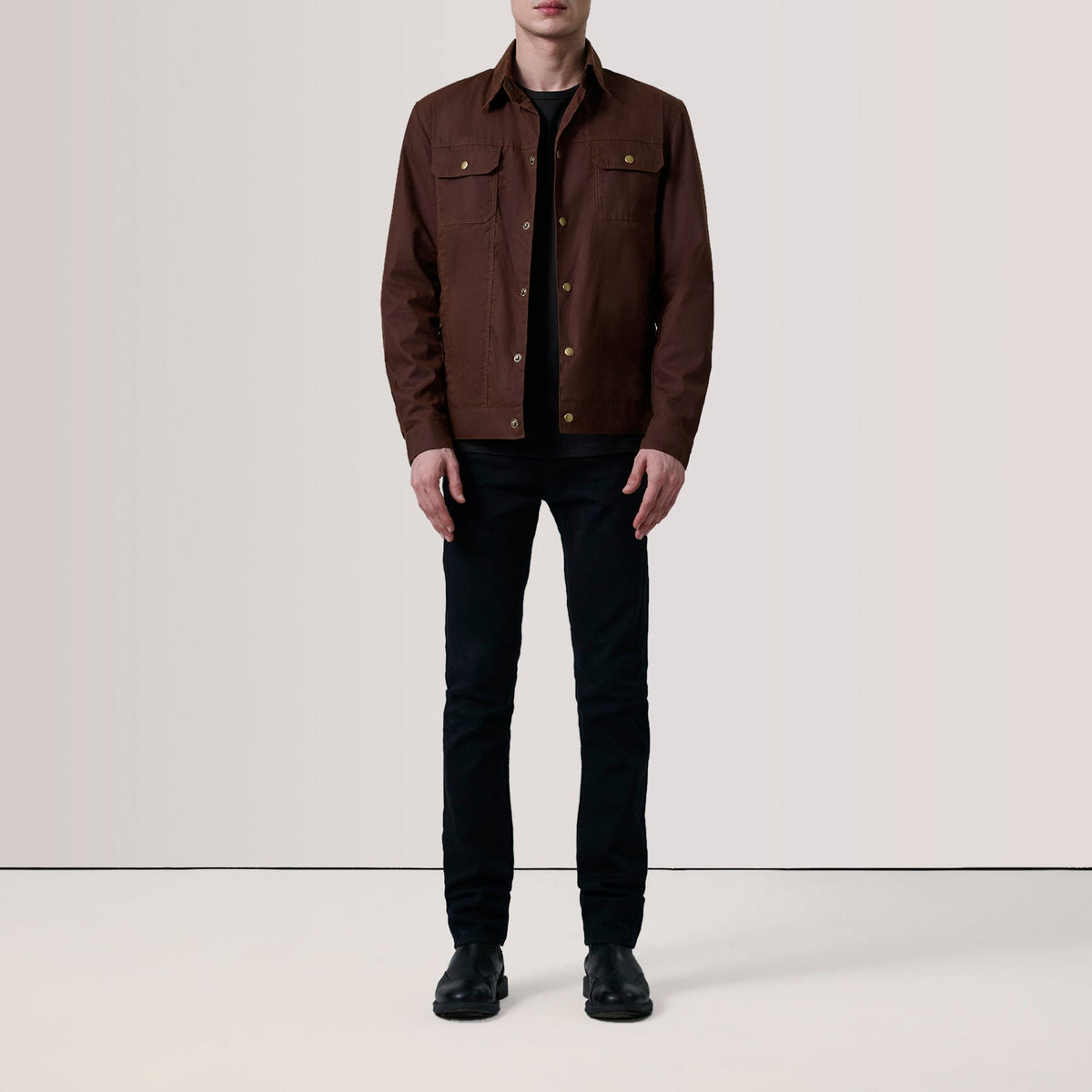 
Brown Waxed Cotton Canvas Leather Jacket - Vista traseira com ombros definidos e bainha impecável