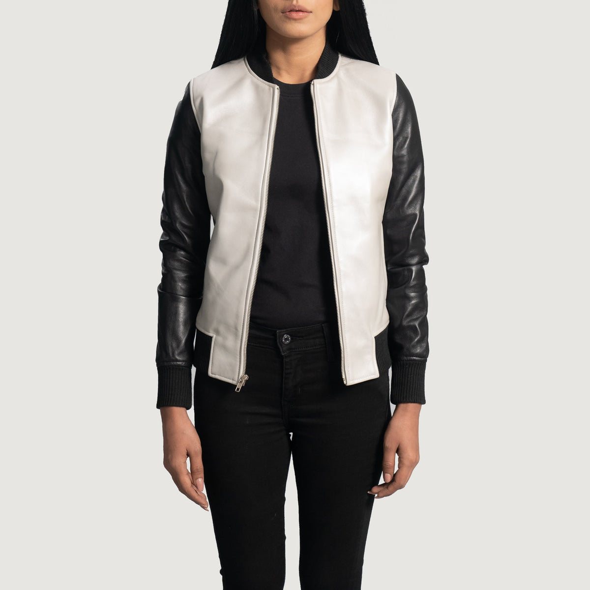 
Cole Silver Jaqueta Bomber de Couro para Mulher - Vista lateral mostrando o corte ergonómico de mangas