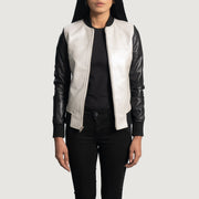 
Cole Silver Jaqueta Bomber de Couro para Mulher - Vista lateral mostrando o corte ergonómico de mangas