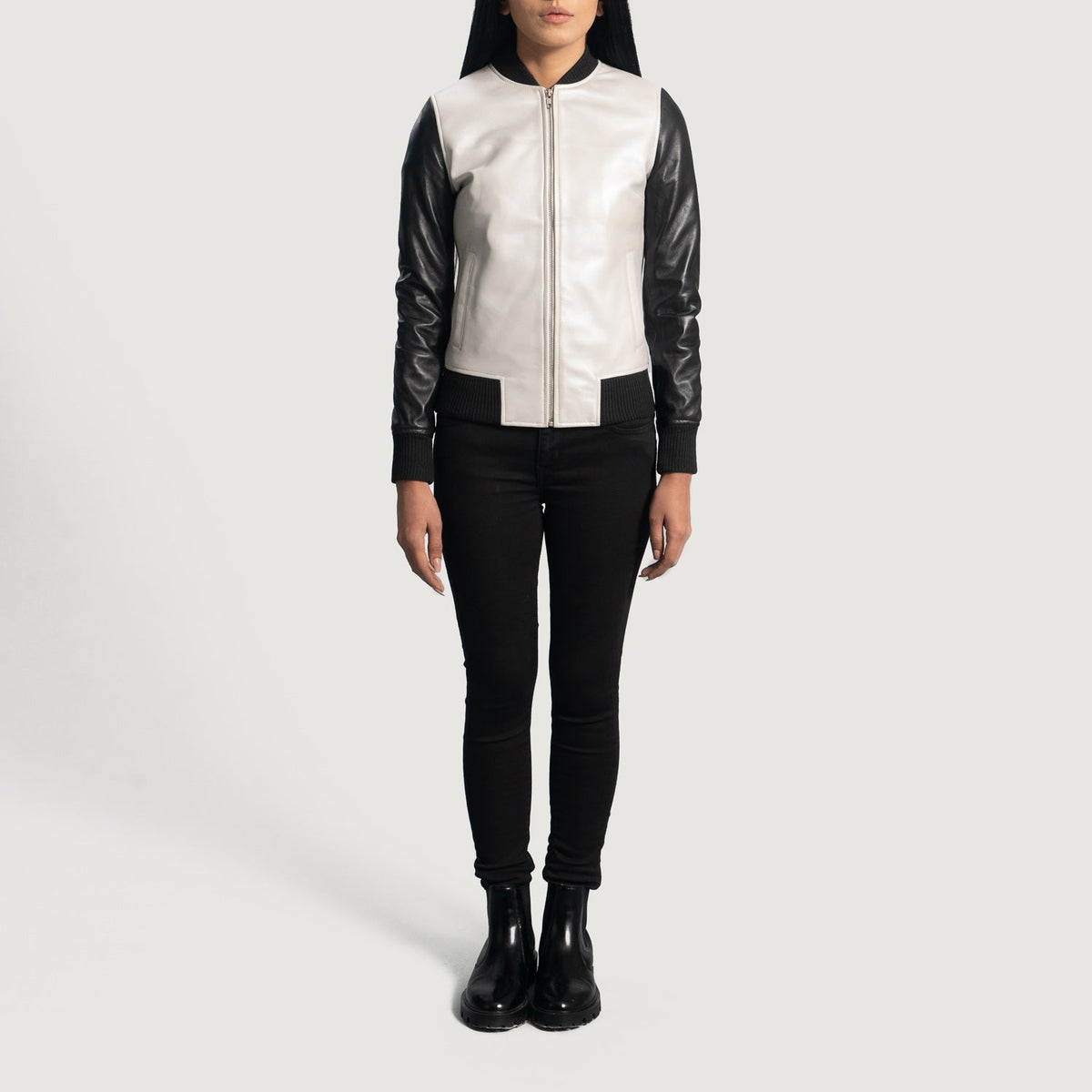 
Vista detalhada of Varsity & Zipper Hardware on Cole Silver Jaqueta Bomber de Couro para Mulher