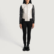 
Vista detalhada of Varsity & Zipper Hardware on Cole Silver Jaqueta Bomber de Couro para Mulher