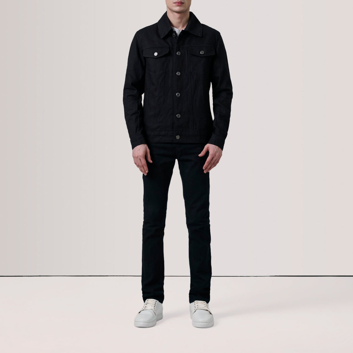 
Black Full-Grain leather Jacket - Vista traseira com ombros definidos e bainha impecável