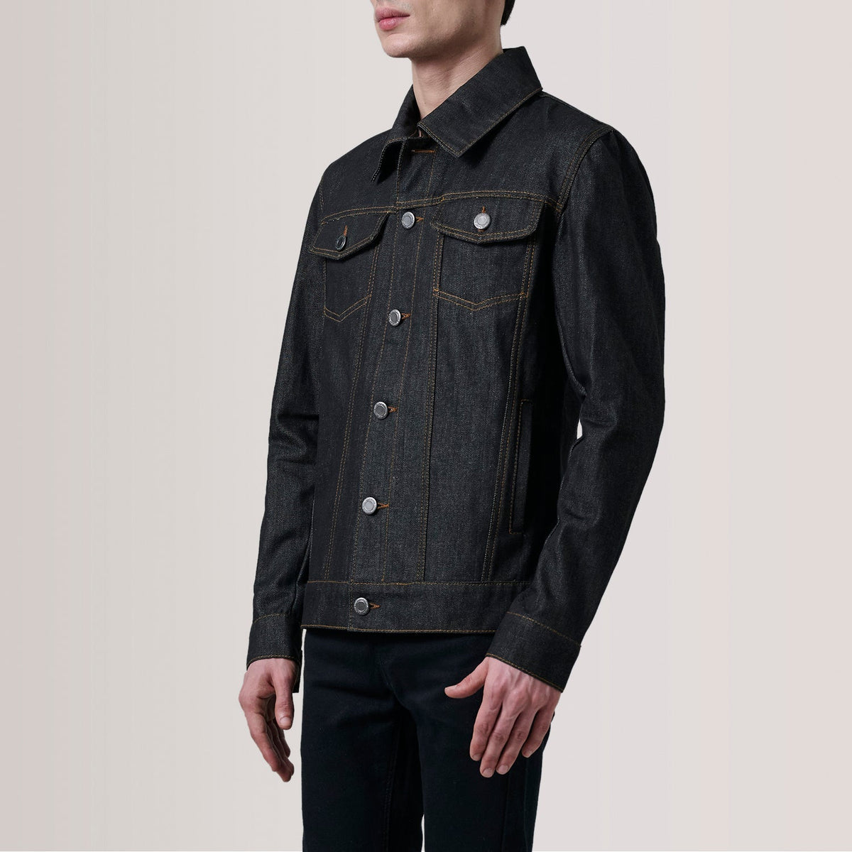 
Conard Faded Preto Denim Trucker Jaqueta de Couro para Homem For Men - Vista lateral mostrando o corte ergonómico de mangas
