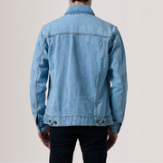 Close-Up Detail of Classic Collar &amp; Heavy-Duty Zipper Hardware on Conard Light Azul Denim Trucker Blusão de Couro para Homem For Men