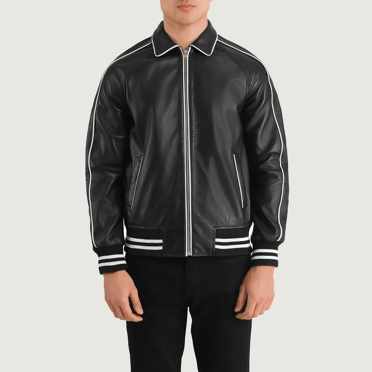 Close-Up Detail of Shirt collar &amp; Zipper Hardware on Cooper Preto Leather Varsity Blusão de Couro para Homem