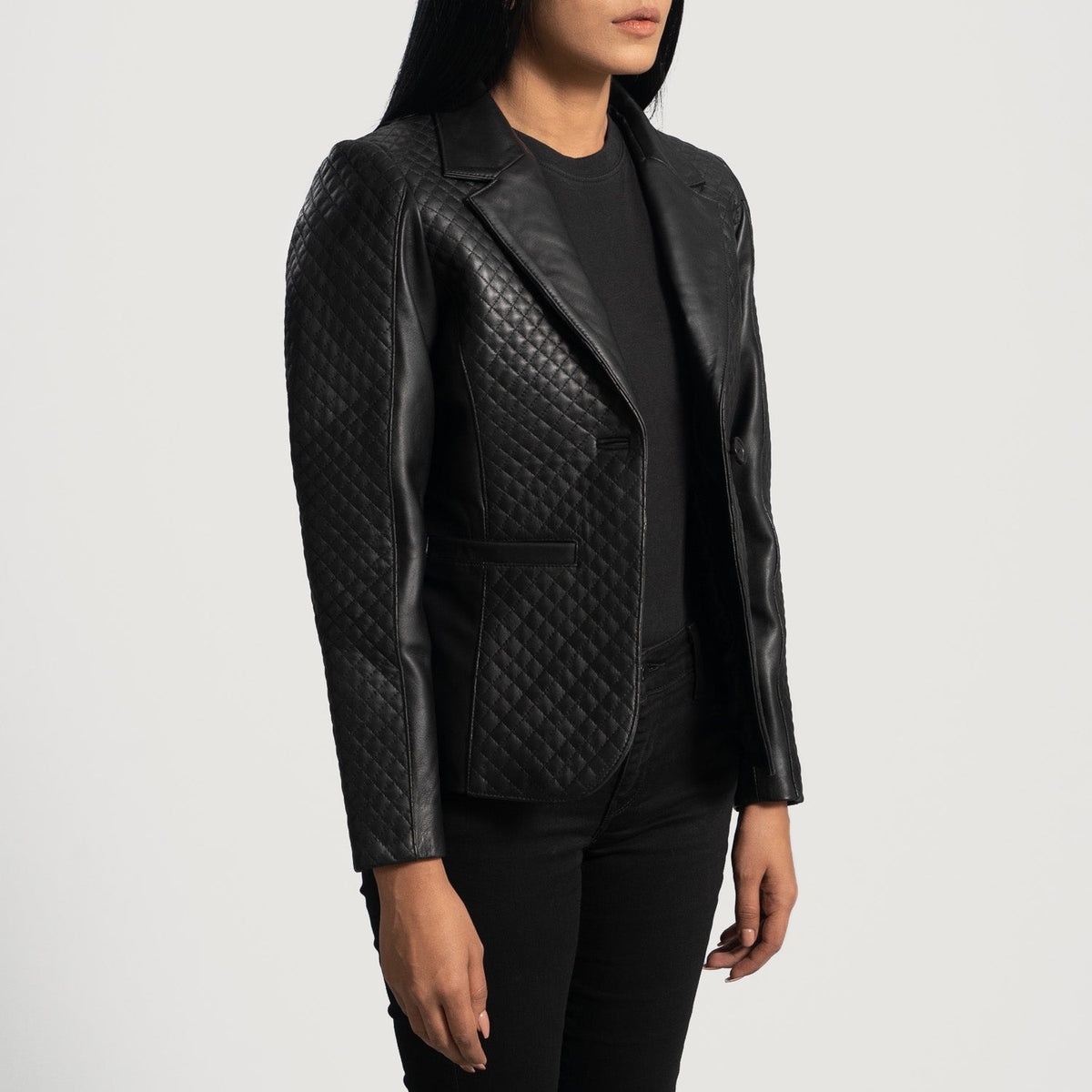 Women's Cora Acolchoado Preto Blazer de Couro de Couro para Mulher - Lateral Side Profile View Showing Sleeve Cut &amp; Athletic Taper Fit