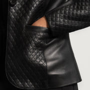 Close-Up Detail of Notch &amp; Button Hardware on Women's Cora Acolchoado Preto Blazer de Couro de Couro para Mulher