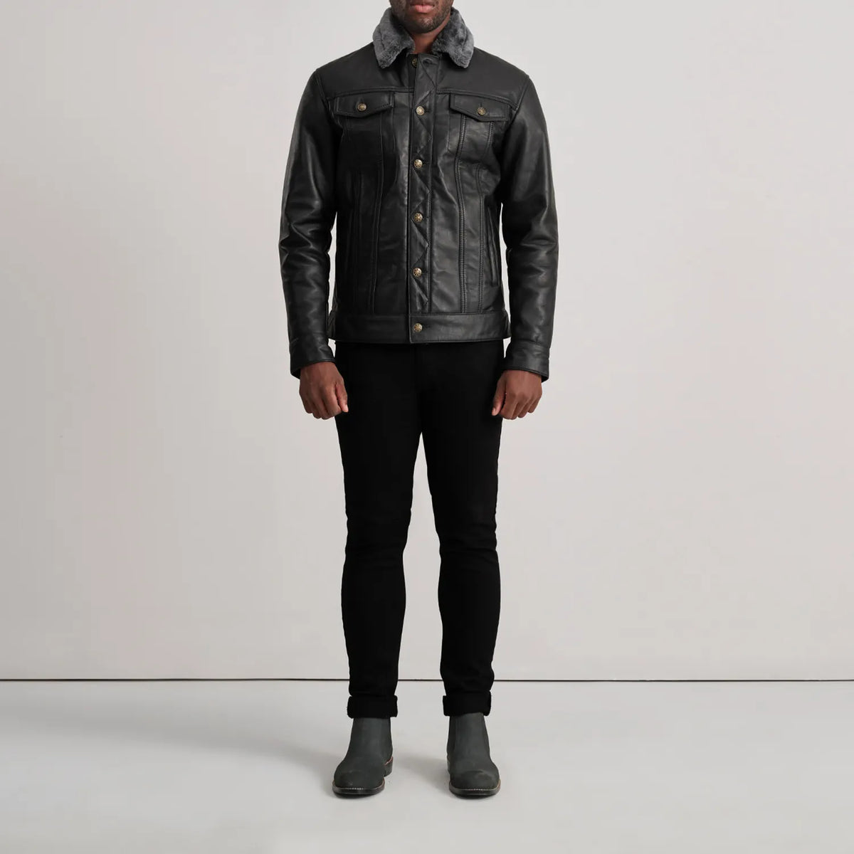 Dallis Preto Leather Shearling Trucker Blusão de Couro para Homem - Lateral Side Profile View Showing Sleeve Cut &amp; Athletic Taper Fit