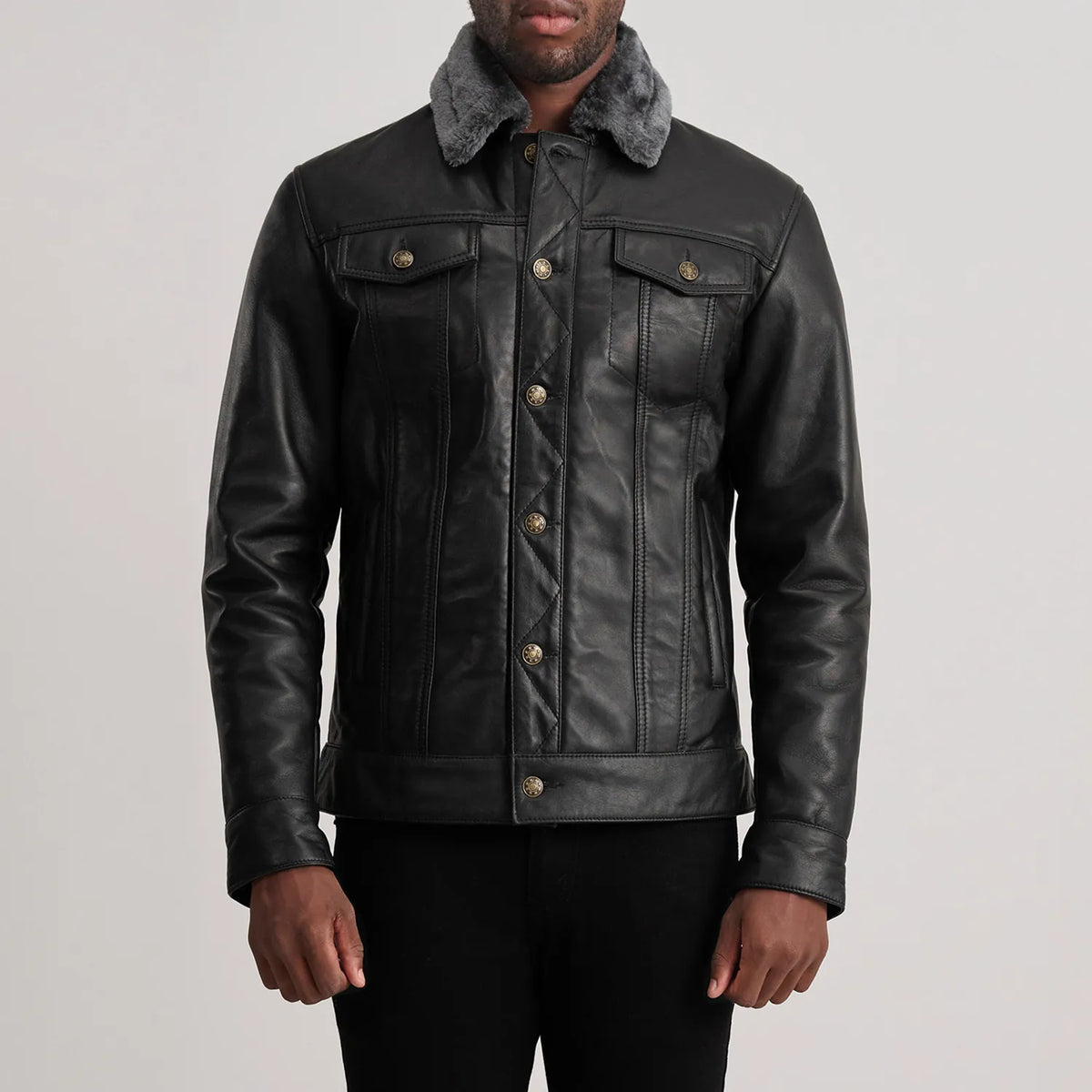 Close-Up Detail of Classic Collar &amp; Button Hardware on Dallis Preto Leather Shearling Trucker Blusão de Couro para Homem