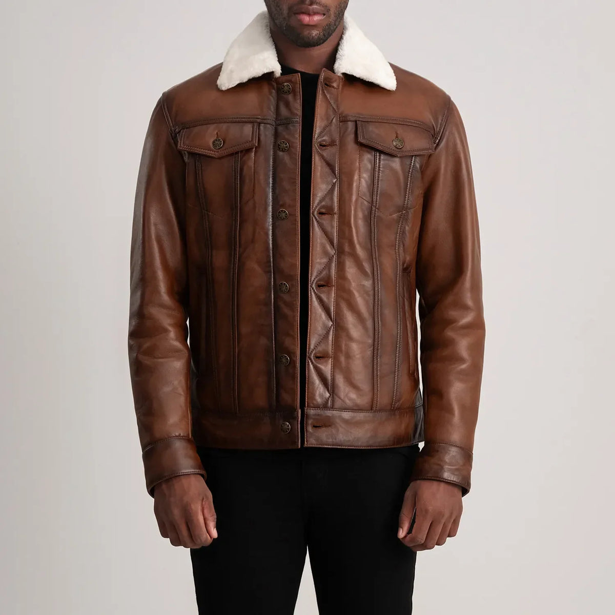 
Dallis Castanho Leather Shearling Trucker Jaqueta de Couro para Homem in Waxed Brown Sheepskin Leather - Vista frontal e silhueta ajustada | Comprar online