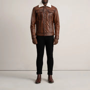 
Dallis Castanho Leather Shearling Trucker Jaqueta de Couro para Homem - Vista lateral mostrando o corte ergonómico de mangas