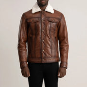 
Vista detalhada of Classic Collar & Button Hardware on Dallis Castanho Leather Shearling Trucker Jaqueta de Couro para Homem