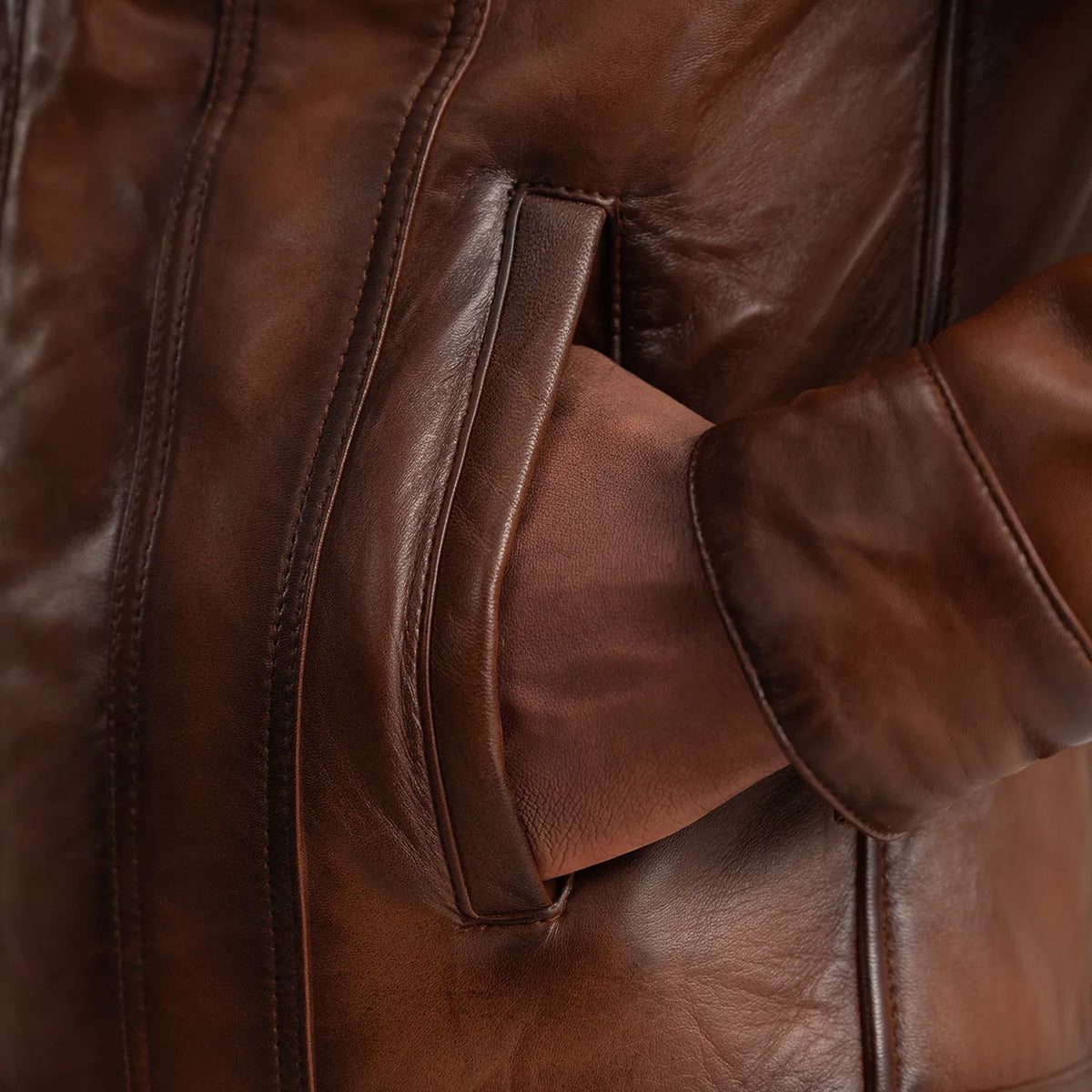 
Vista interior Showing Fully Faux Fur Lined & Dois bolsos interiores funcionais