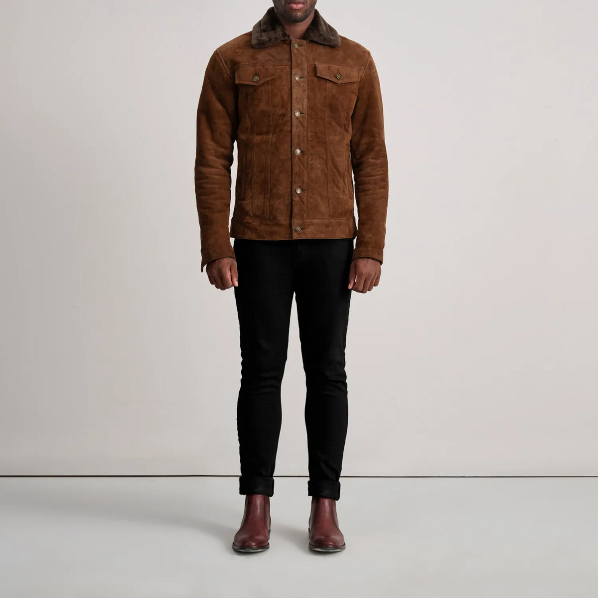 
Dallis Castanho Suede Shearling Trucker Jaqueta de Couro para Homem - Vista lateral mostrando o corte ergonómico de mangas