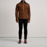 
Dallis Castanho Suede Shearling Trucker Jaqueta de Couro para Homem - Vista lateral mostrando o corte ergonómico de mangas