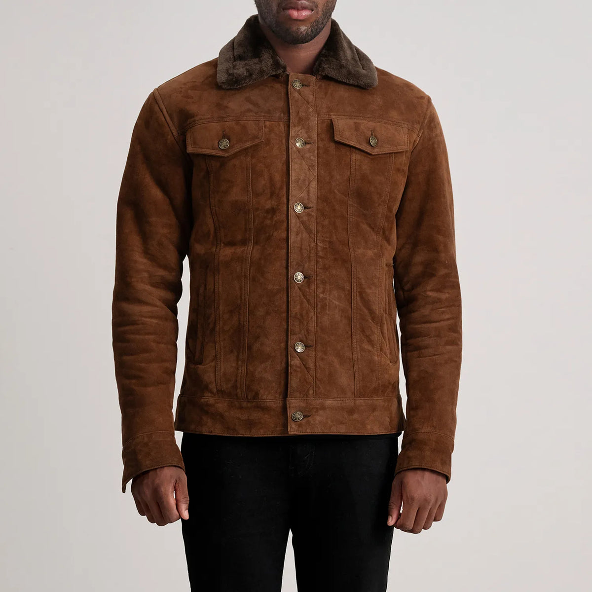 
Vista detalhada of Classic Collar & Button Hardware on Dallis Castanho Suede Shearling Trucker Jaqueta de Couro para Homem