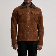 
Vista detalhada of Classic Collar & Button Hardware on Dallis Castanho Suede Shearling Trucker Jaqueta de Couro para Homem