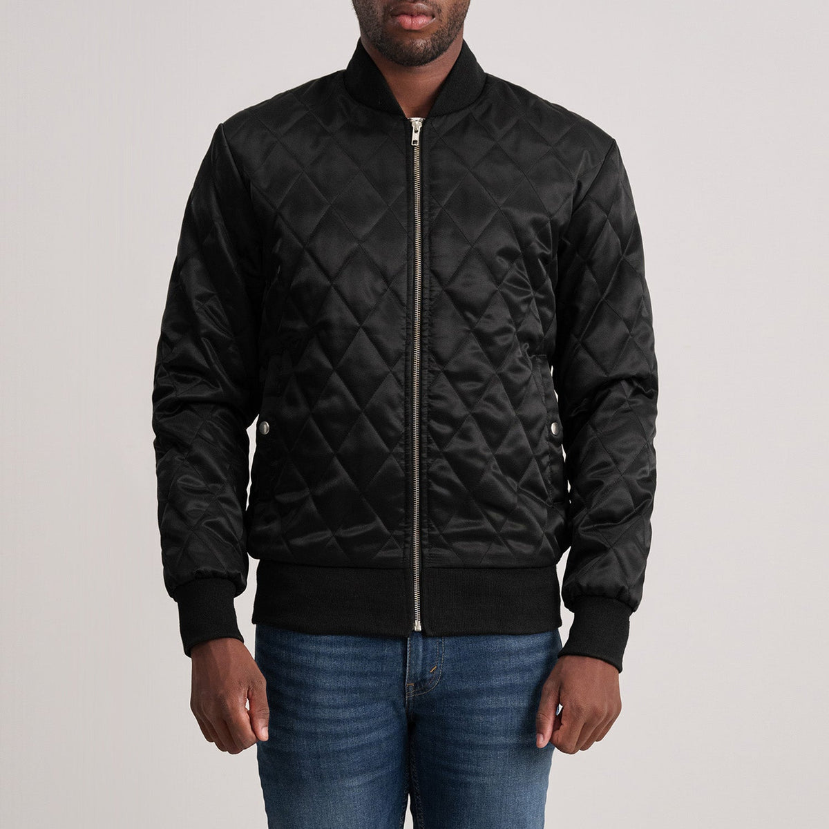 
Danson Acolchoado Preto Varsity Jaqueta de Couro para Homem in Black Satin - Vista frontal e silhueta ajustada | Comprar online
