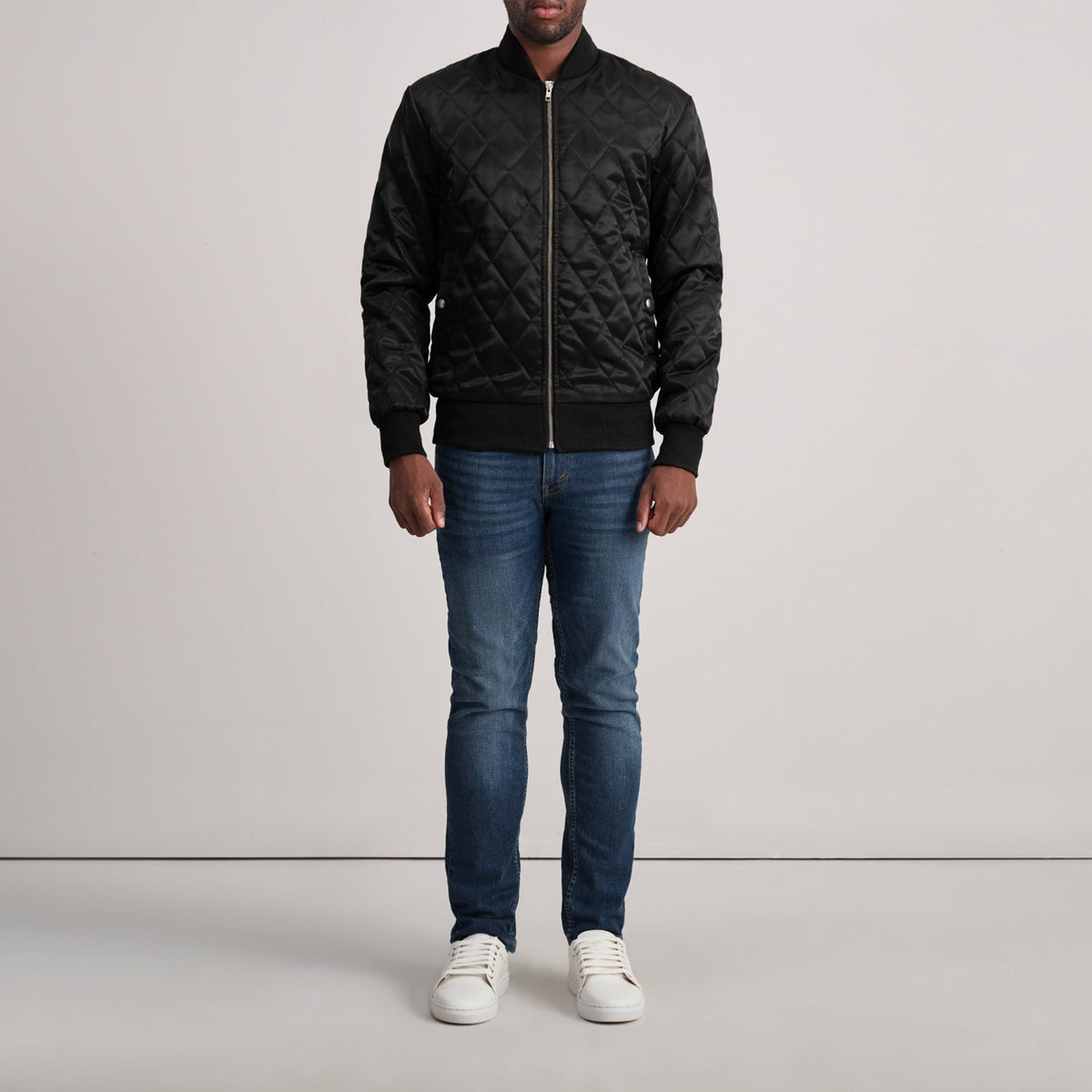 
Vista detalhada of Varsity & Zipper Hardware on Danson Acolchoado Preto Varsity Jaqueta de Couro para Homem
