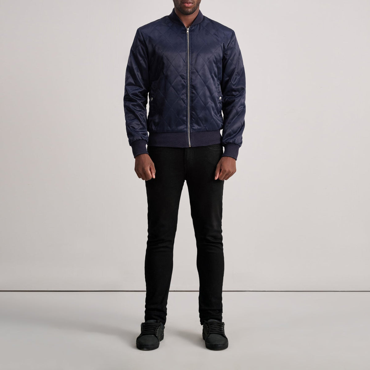 Close-Up Detail of Varsity &amp; Zipper Hardware on Danson Acolchoado Azul Varsity Blusão de Couro para Homem