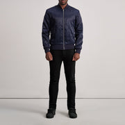 Close-Up Detail of Varsity &amp; Zipper Hardware on Danson Acolchoado Azul Varsity Blusão de Couro para Homem