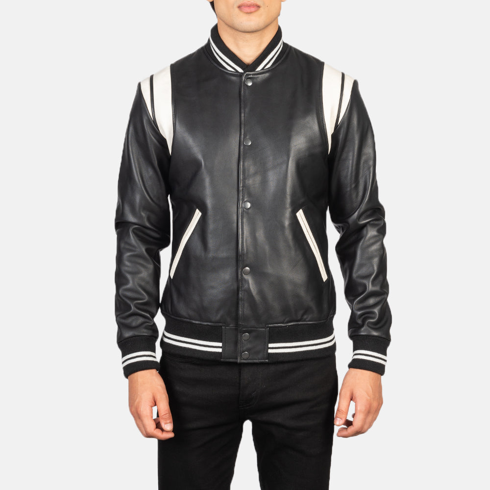 Close-Up Detail of Varsity &amp; Snap Buttons Hardware on Men's Dantee Preto Leather Varsity Blusão de Couro para Homem