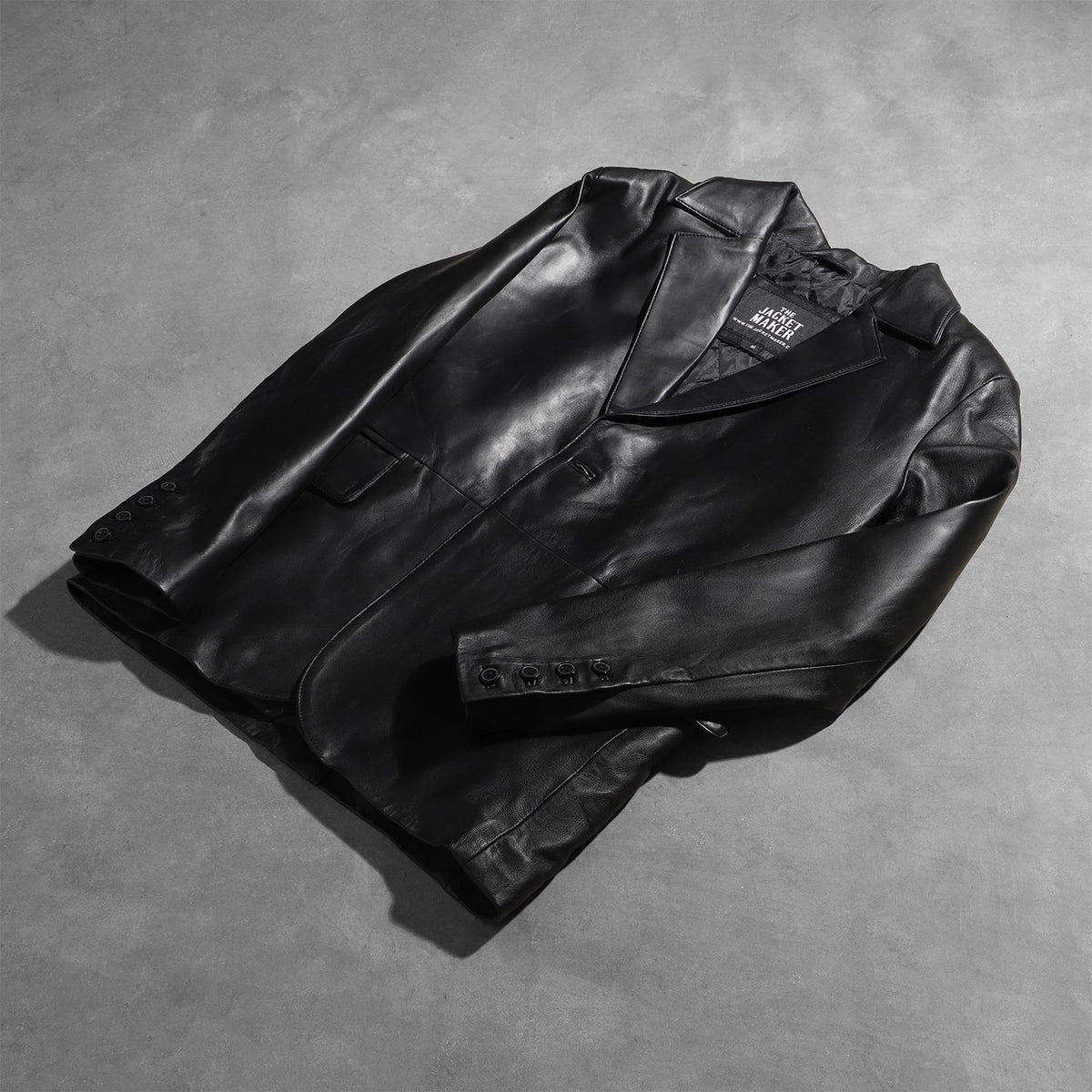 Styled Fit Perspective of Men's Daron Preto Blazer de Couro de Couro para Homem on Model - Natural Daylight Drape