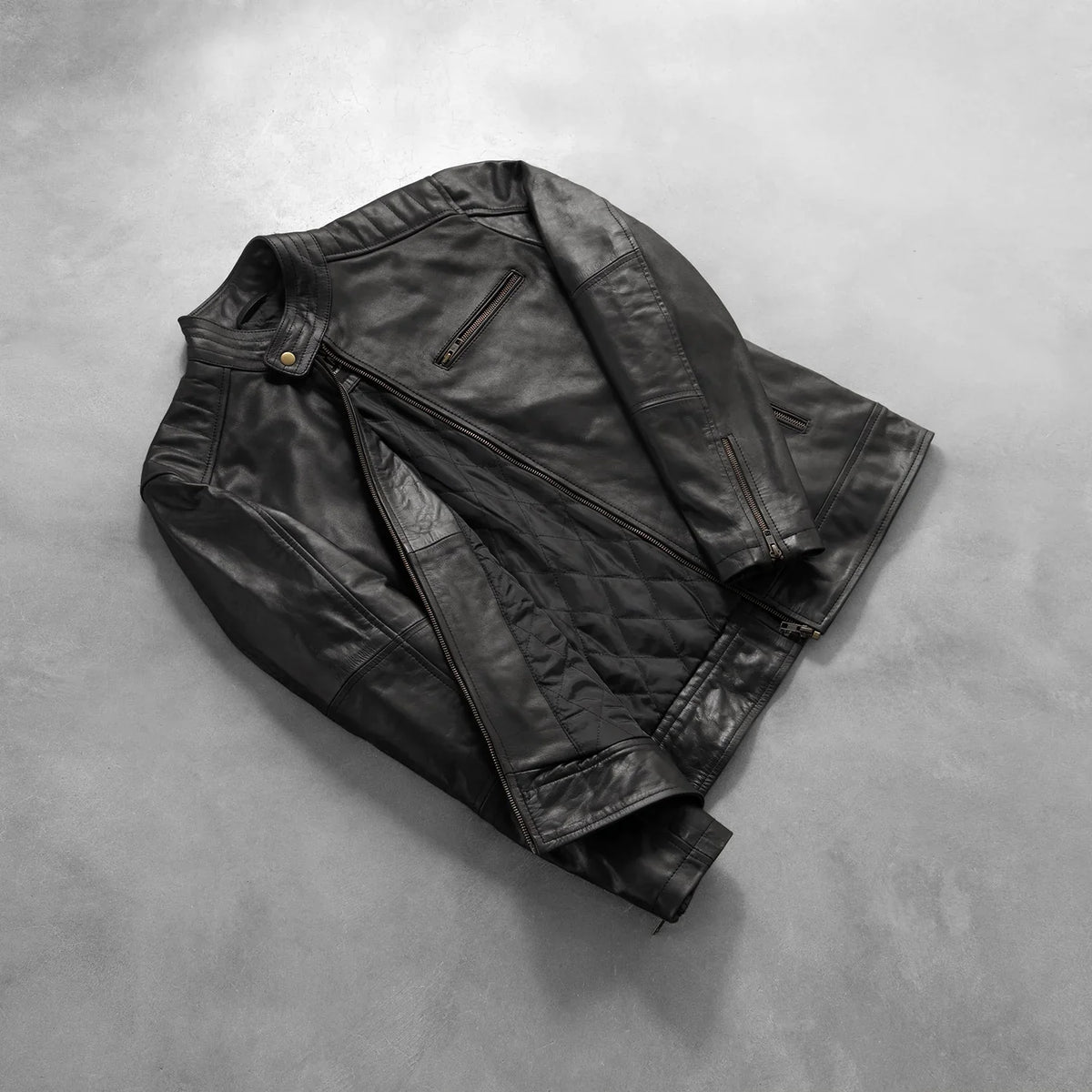 Styled Fit Perspective of Dean Preto Blusão Biker de Couro para Homem on Model - Natural Daylight Drape