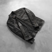 Styled Fit Perspective of Dean Preto Blusão Biker de Couro para Homem on Model - Natural Daylight Drape
