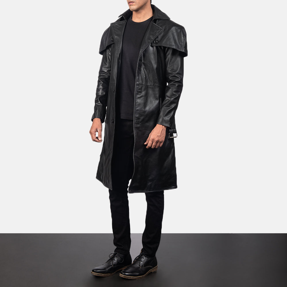 
Deux Preto Leather Duster para Homem - Vista lateral mostrando o corte ergonómico de mangas