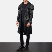 
Deux Preto Leather Duster para Homem - Vista lateral mostrando o corte ergonómico de mangas