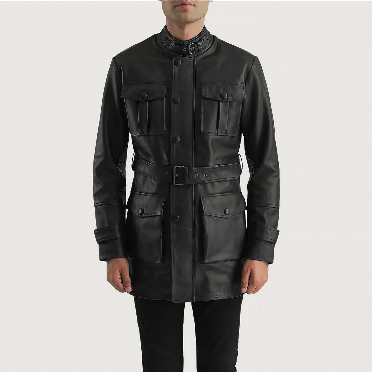 Close-Up Detail of High neck with Belt &amp; Snap button Hardware on Dolf Preto Blusão de Couro para Homem