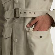 Close-Up Detail of High neck with Belt &amp; Snap button Hardware on Dolf Off-White Blusão de Camurça para Homem