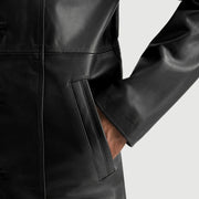 Close-Up Detail of Notch &amp; Button Hardware on Men's Don Long Preto Casaco de Couro para Homem