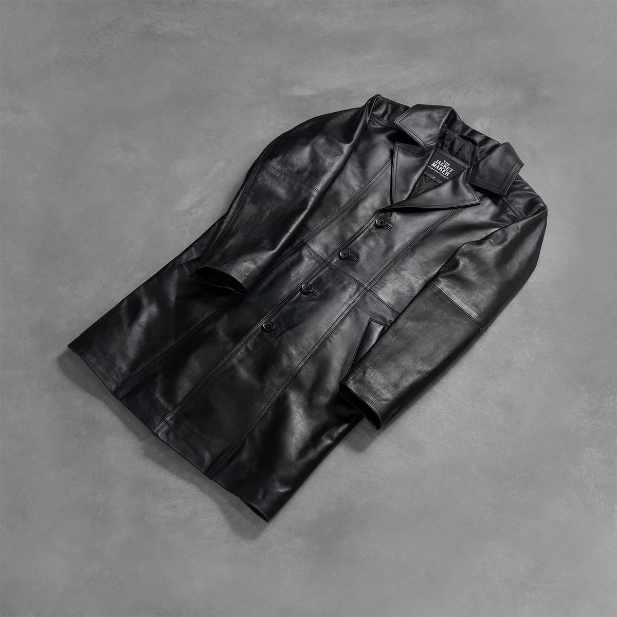 Styled Fit Perspective of Men's Don Long Preto Casaco de Couro para Homem on Model - Natural Daylight Drape
