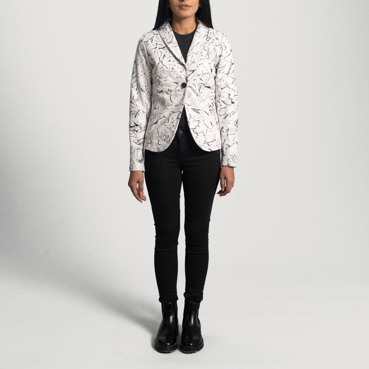 
Vista detalhada of Notch & Button Hardware on Donna Blake White Blazer em Couro em Couro para Mulher