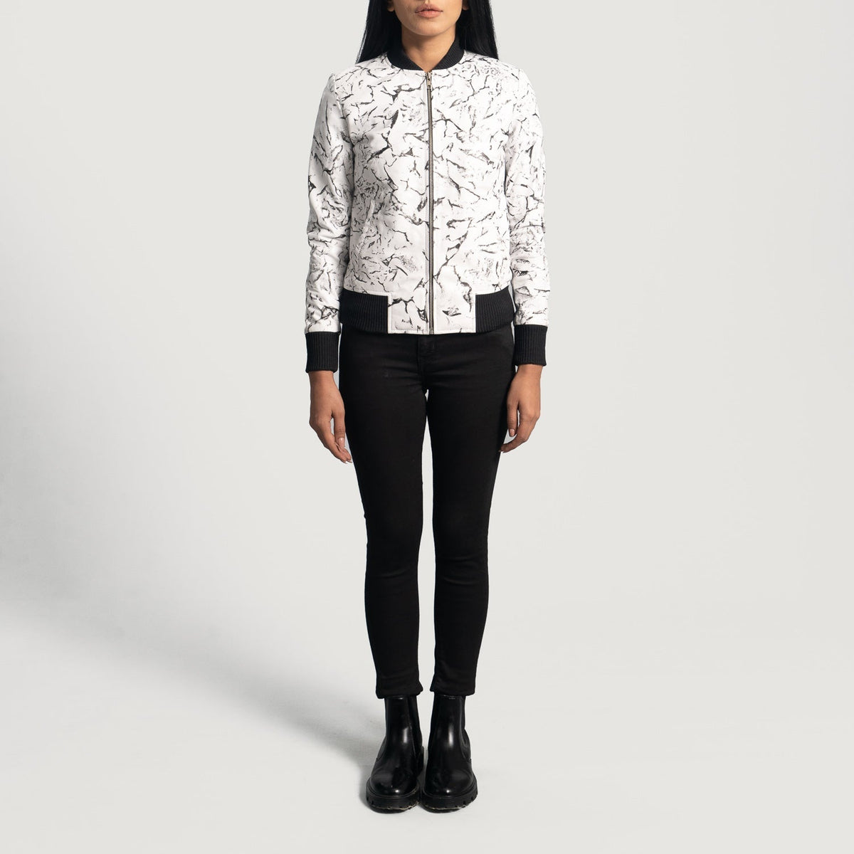 Close-Up Detail of Varsity &amp; Zipper Hardware on Women's Donna Blake White Blusão Bomber de Couro para Mulher