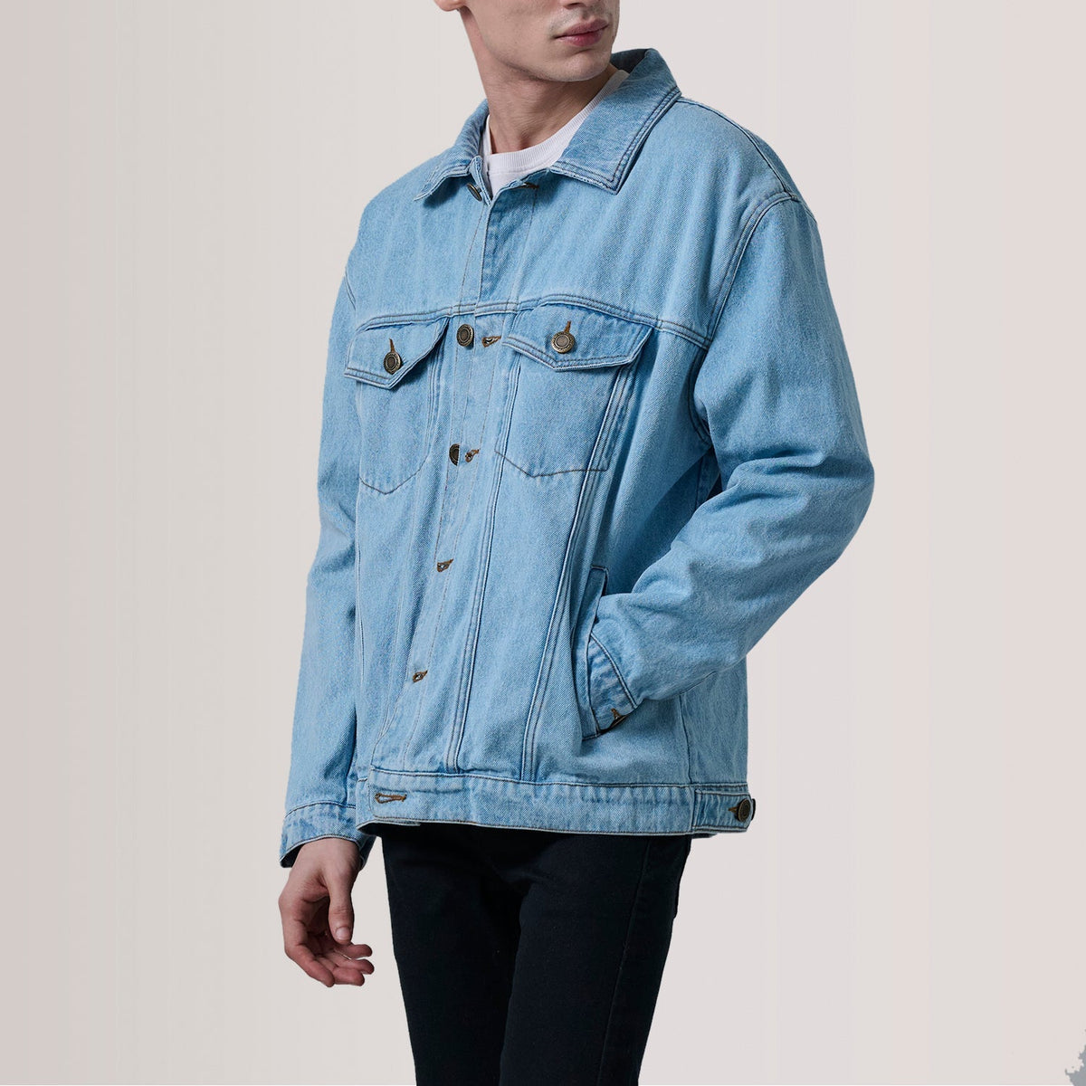 Eddie Light Azul Oversized Denim Trucker Blusão de Couro para Homem For Men - Lateral Side Profile View Showing Sleeve Cut &amp; Athletic Taper Fit