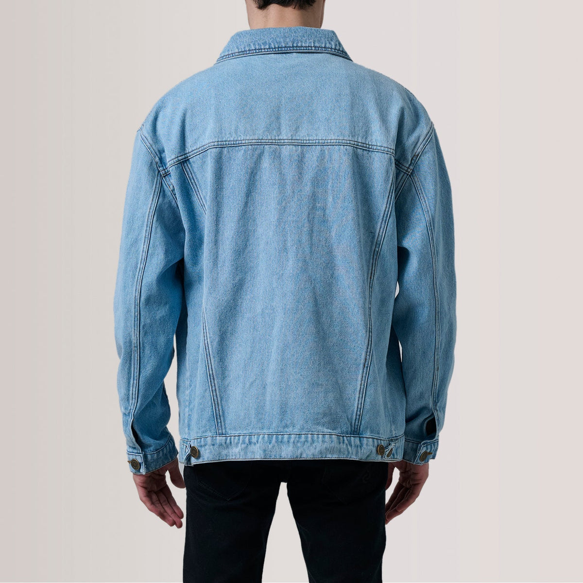 Close-Up Detail of Classic Collar &amp; Heavy-Duty Zipper Hardware on Eddie Light Azul Oversized Denim Trucker Blusão de Couro para Homem For Men