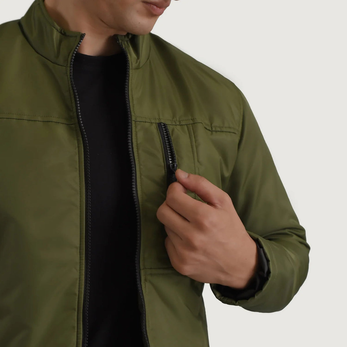 
Vista interior Showing Quilted Viscose Lining & Dois bolsos interiores funcionais