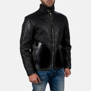 Close-Up Detail of High neck with Belt &amp; Zipper Hardware on Equilibrium Preto Blusão de Couro para Homem