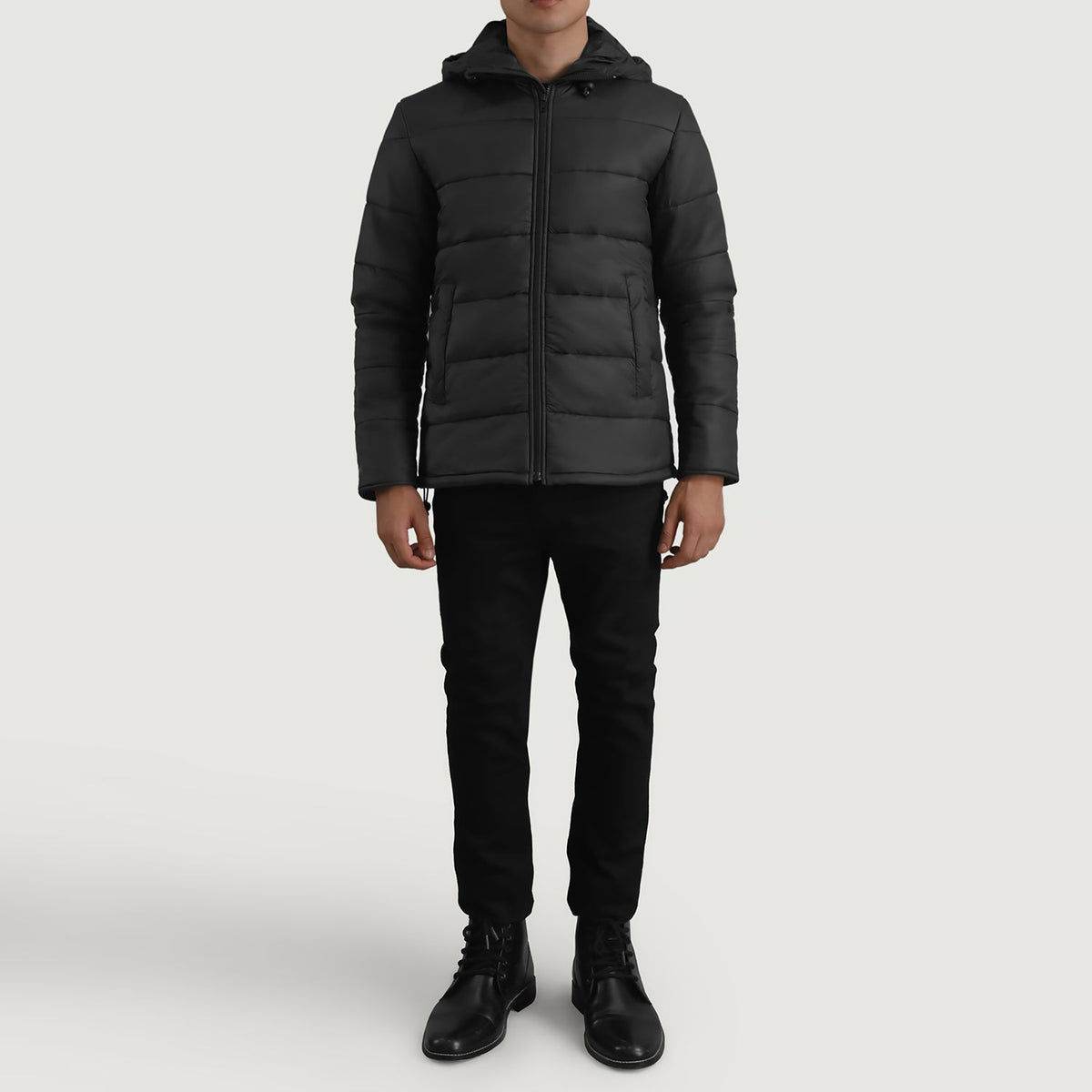 
Erico Preto Hooded Puffer Jaqueta de Couro para Homem - Vista lateral mostrando o corte ergonómico de mangas